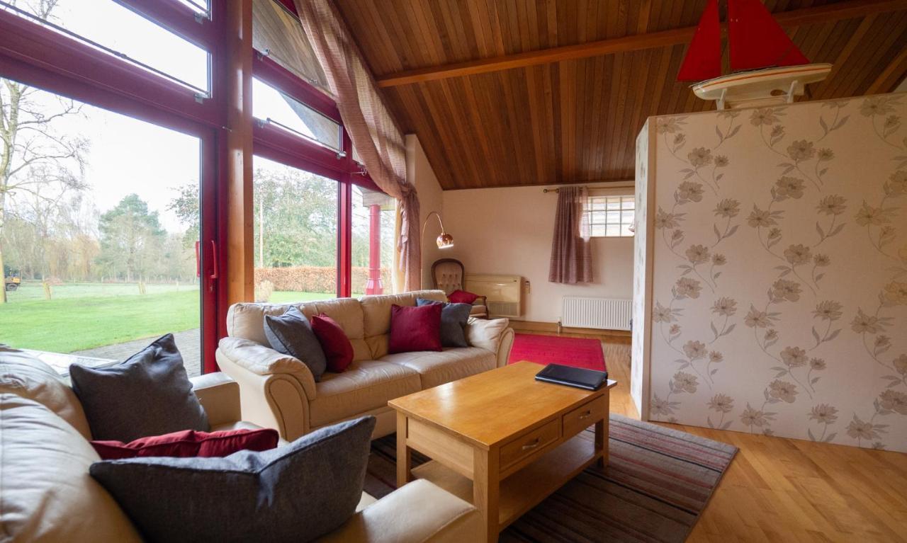 Surlingham Lodge Studio Large Family Cottage نورويش المظهر الخارجي الصورة